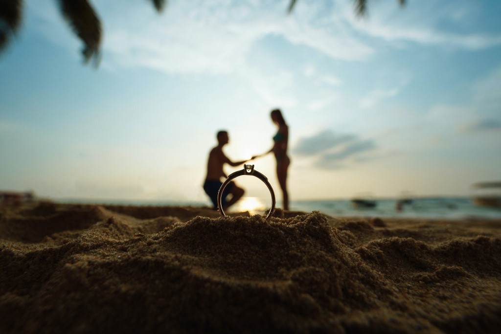 Heiratsantrag am Strand