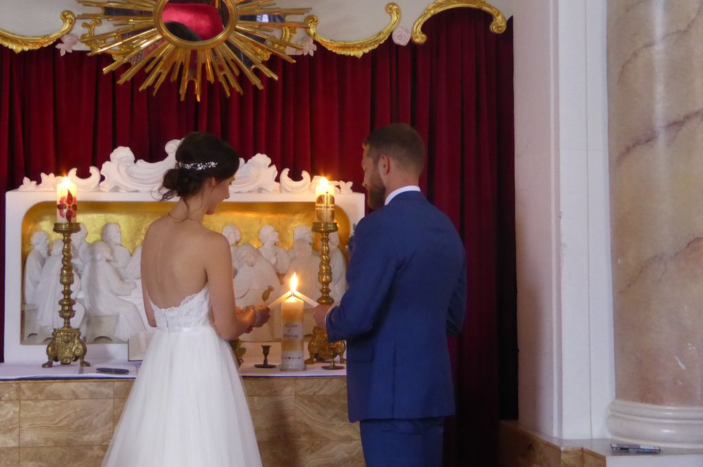 Freie Trauzeremonie in Kirche mit Hochzeitskerze