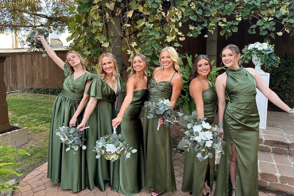 Brautjungfern in grünen Kleidern